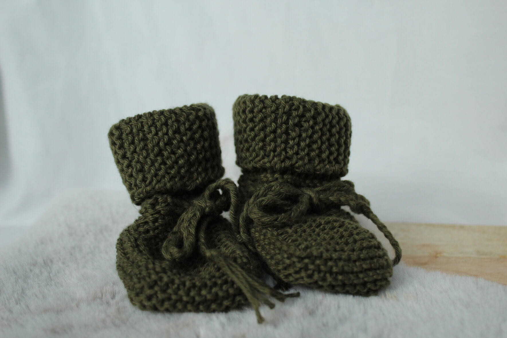 gebreide sloffen in armygreen kleur maat 0-3 maaden